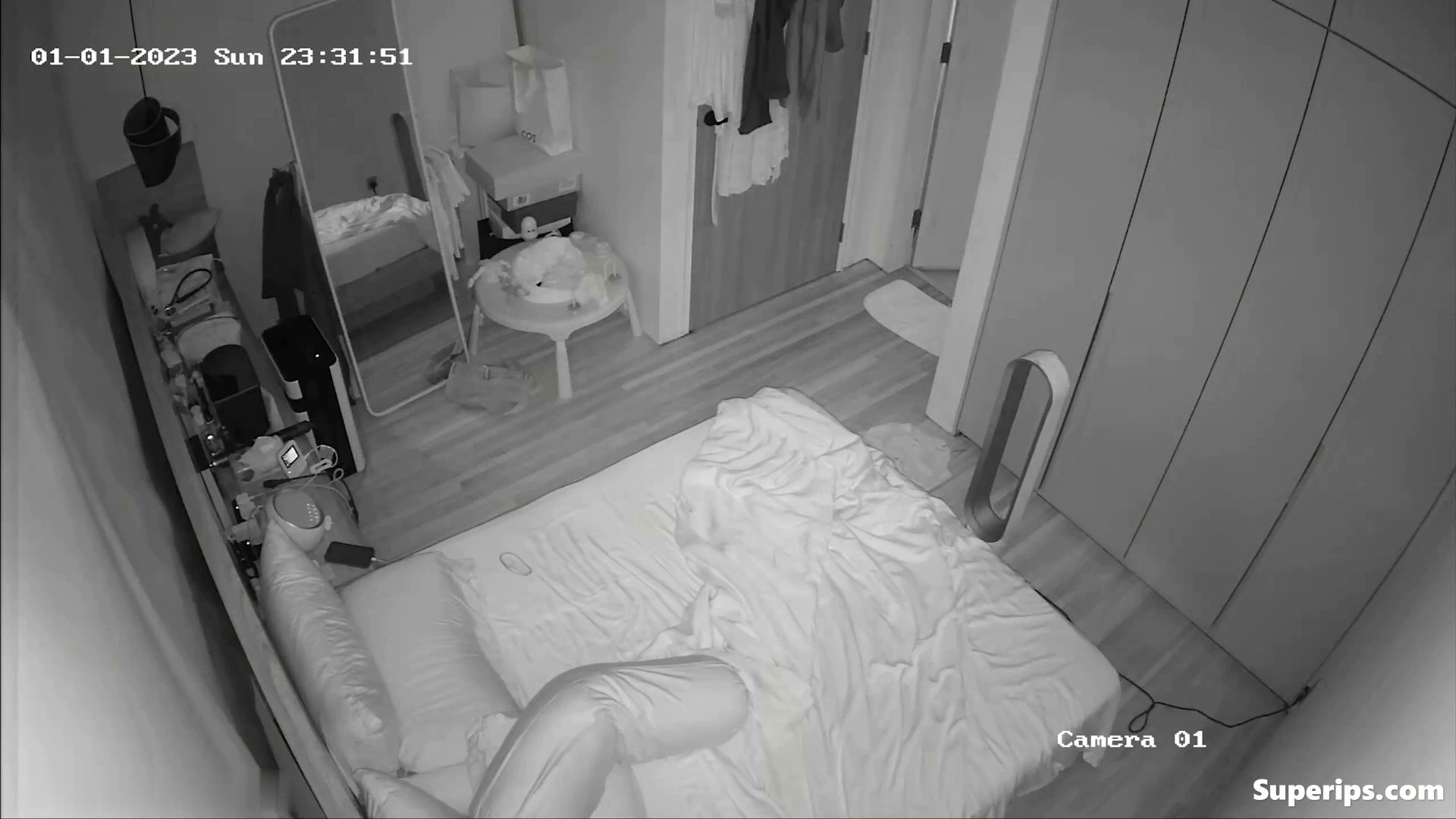 IPCAM – Korean Milf masturbates on her bed