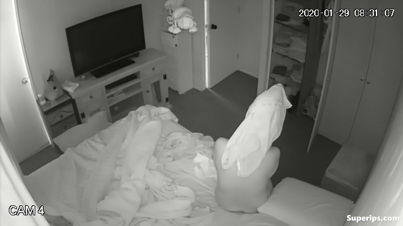 IPCAM – Gorgeous European mom gets dressed in her room