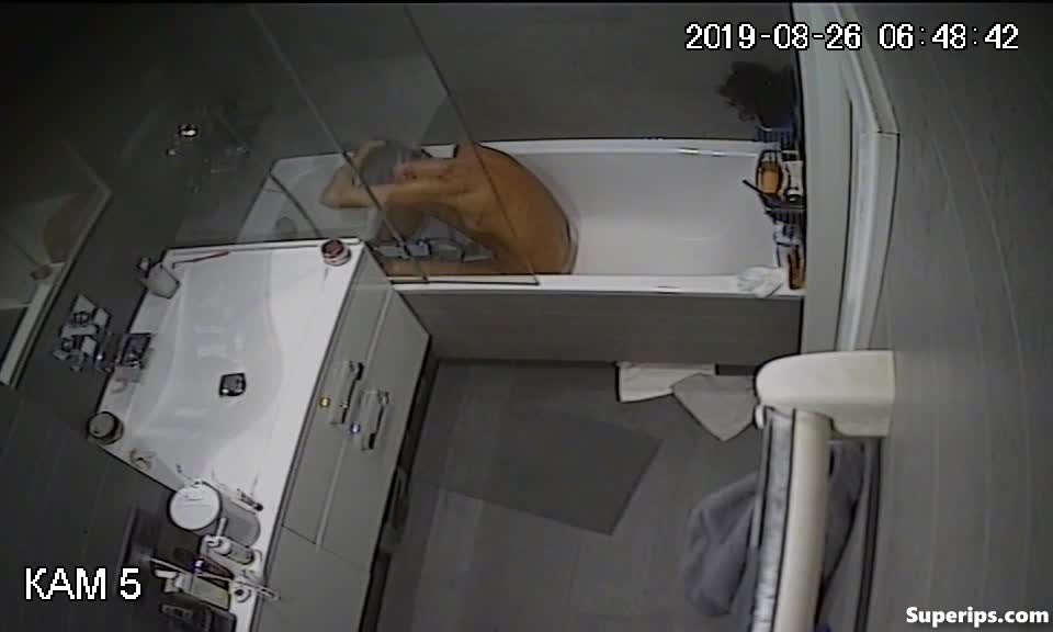 IPCAM – Cute Italian girl bathing in her bathtub