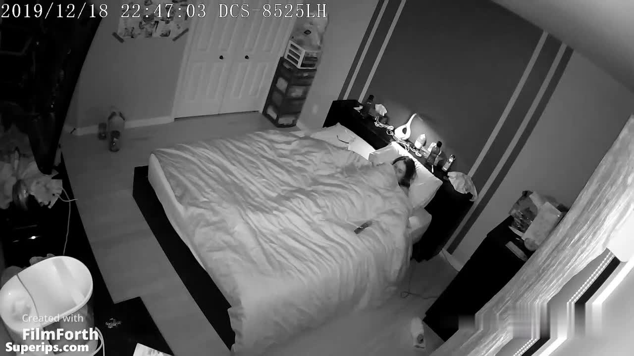 IPCAM – American nerdy mom masturbates in her bed