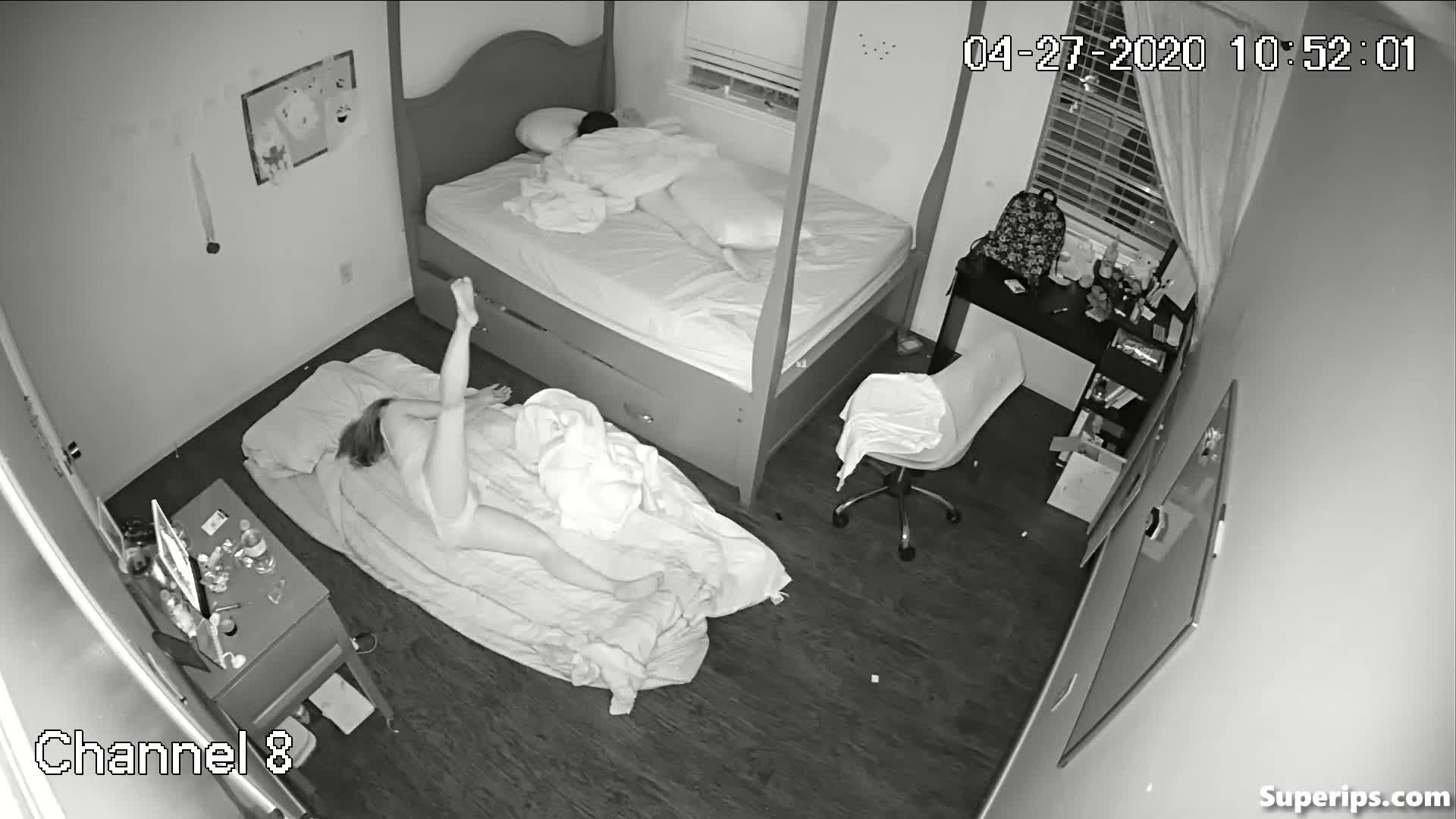 IPCAM – Italian mom exercises before going to sleep