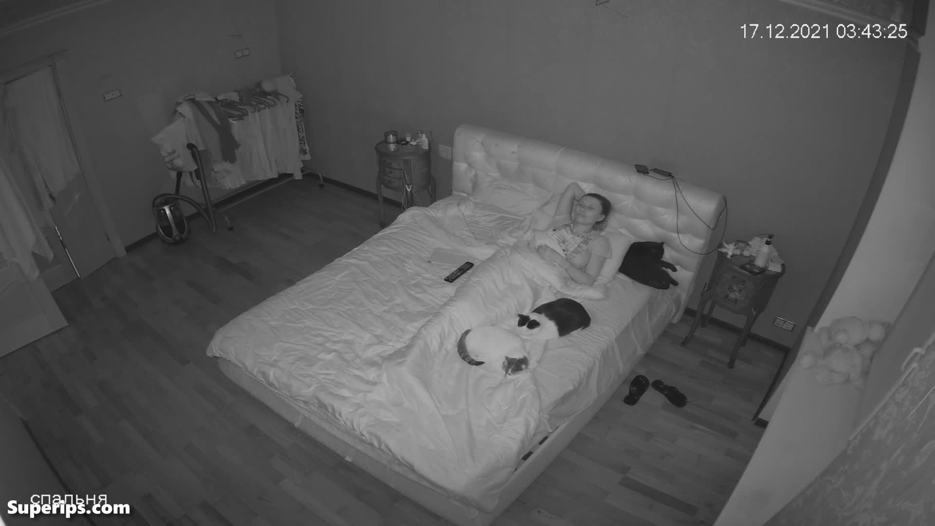 IPCAM – Skinny Ukrainian mom masturbates on her bed