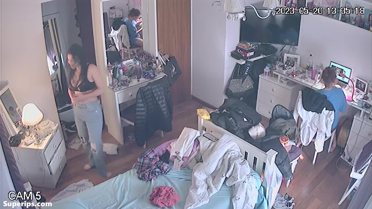 IPCAM – American college girls borrow each other’s underwear