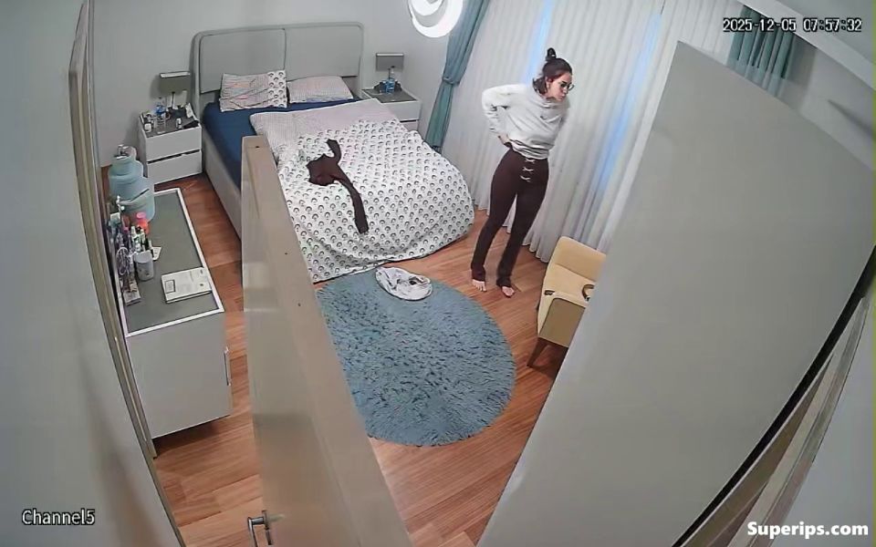 IPCAM – Beautiful Arab wife changes clothes