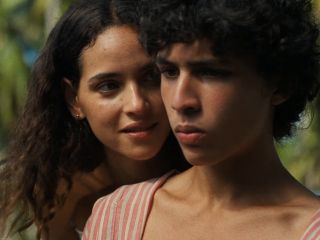 Nudeceleb- Adria Arjona – Los Frikis (2024) HD 1080p