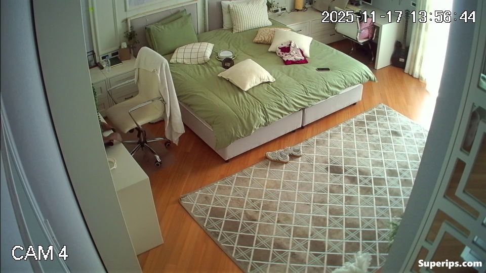 IPCAM – German nerdy girl gets dressed in her room