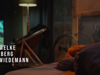 Nudeceleb- Janina Uhse, Alfonsina Bencosme – Spieleabend (2024) HD 1080p