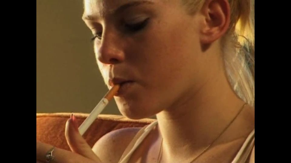 Smoking Model House #004