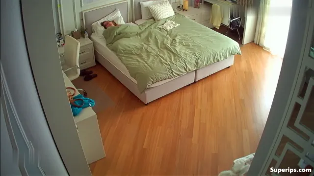 IPCAM – Nerdy German Girl Shaking Masturbation
