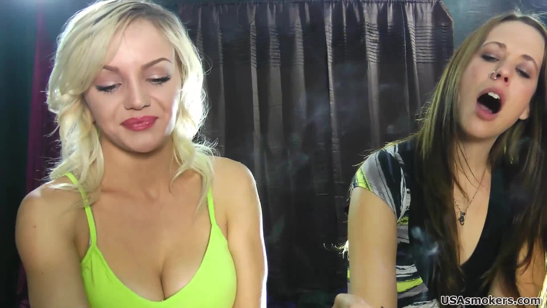 2 Skilled Smoking Beauties