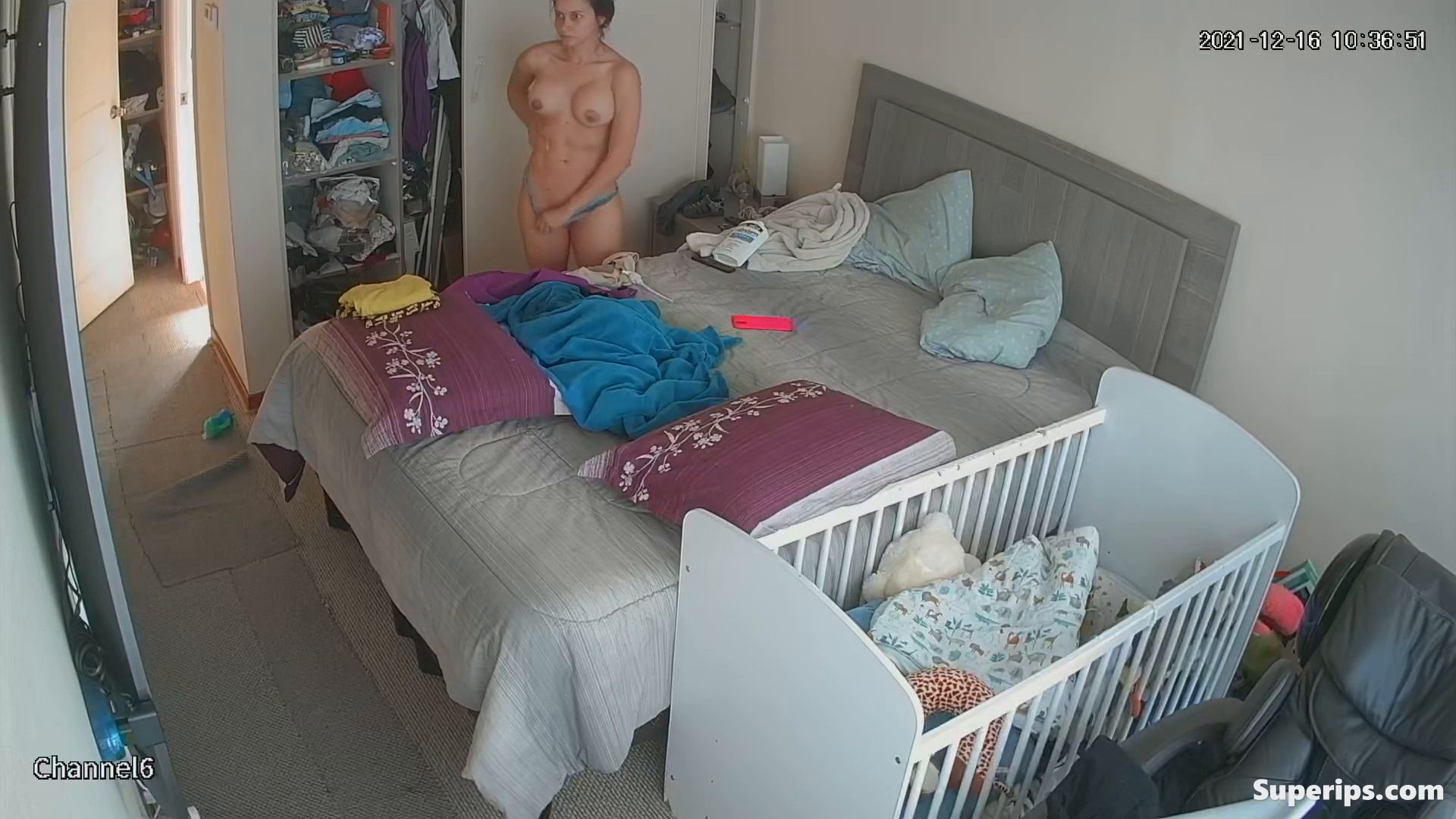 IPCAM – Busty Latina mom gets dressed in her room