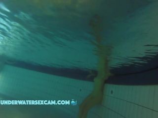 Underwatersexcam.com- Hot girl swimming and leg work