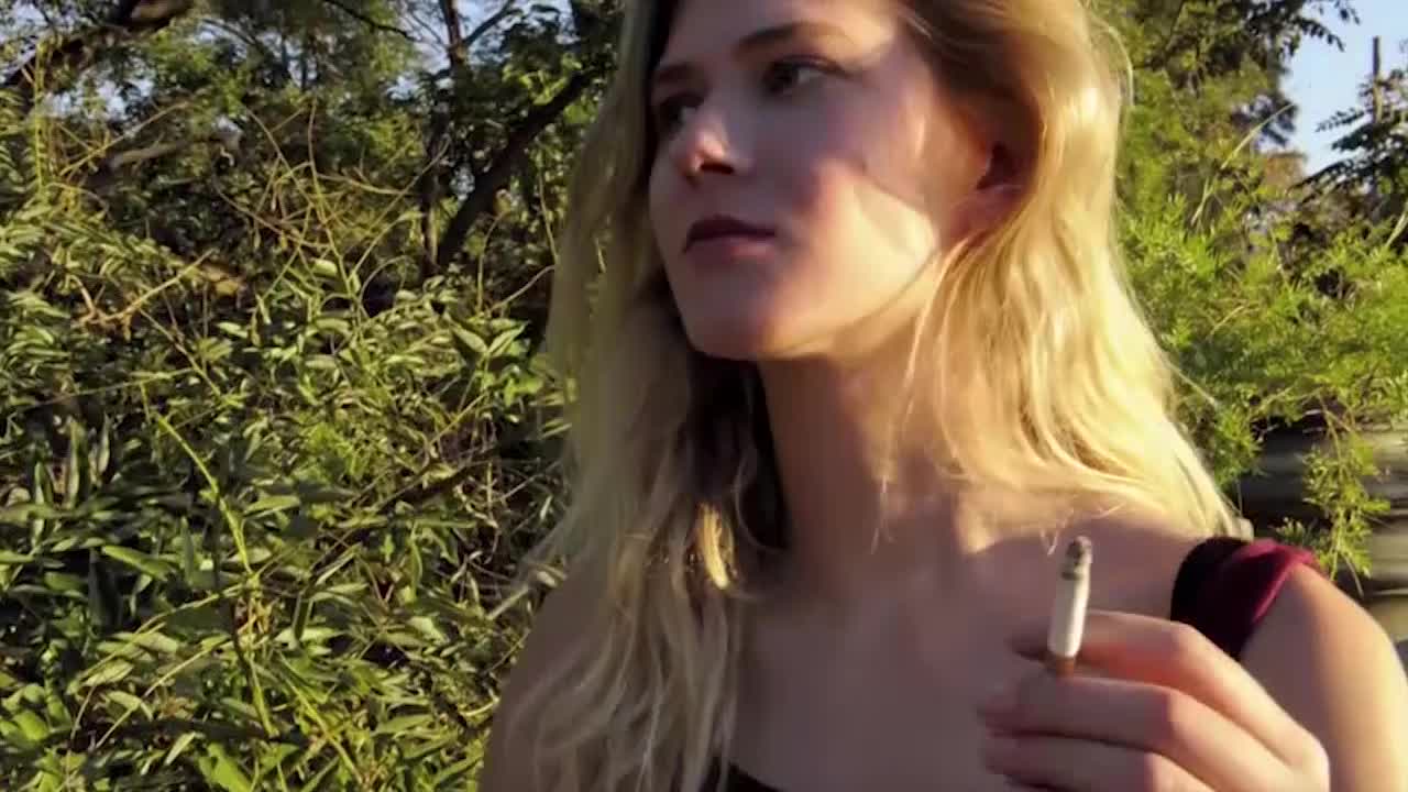 Smoking Model House #766