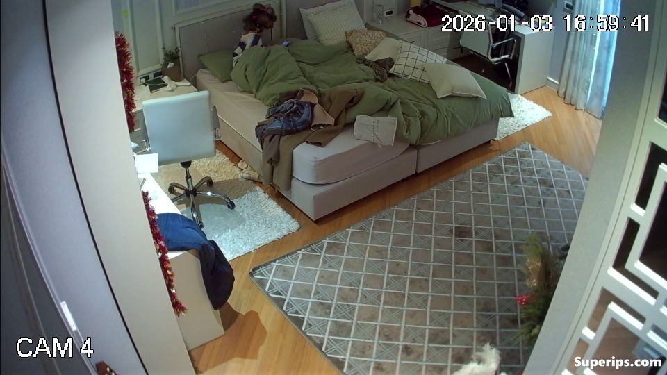 IPCAM – European nerdy girl is addicted to masturbation