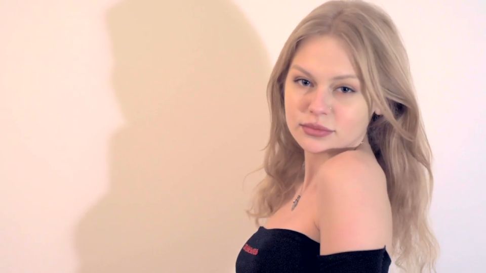 Anastasia Smoking Model House #960