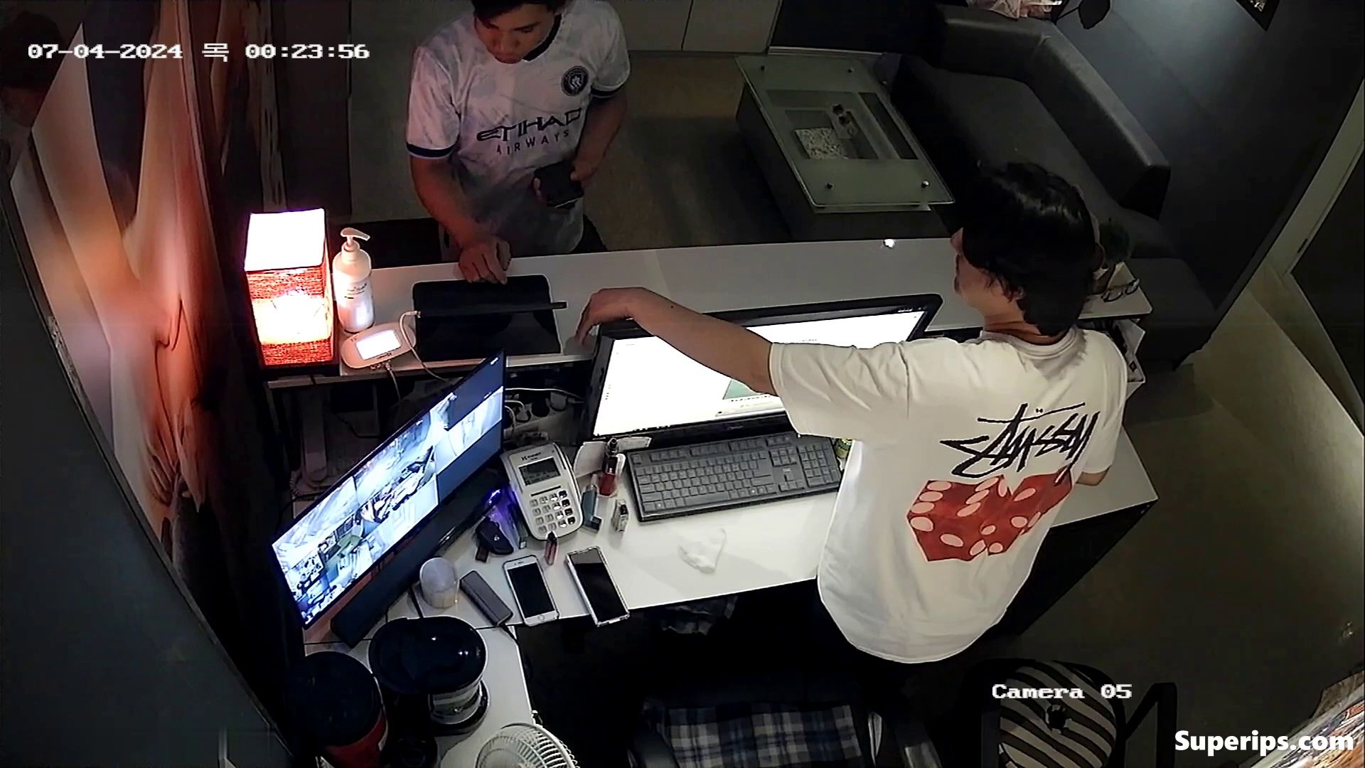 IPCAM – Korean girl gives a blowjob to the security guard