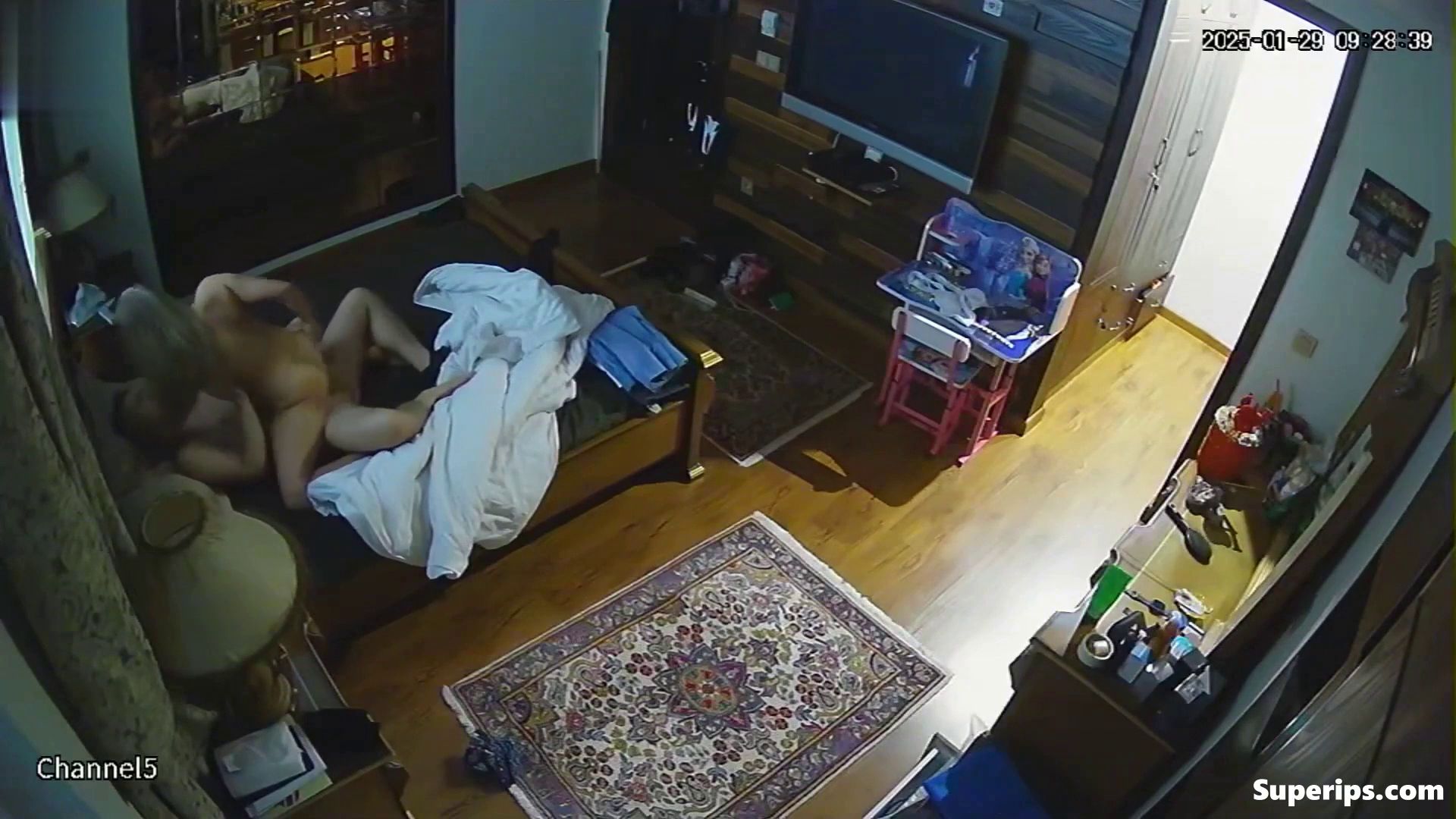 IPCAM – Beautiful Arabian MILF rides her husband