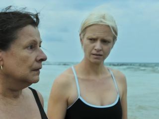 Nudeceleb- Dorota Kolak, Katarzyna Herman – Głupcy (2022) HD 1080p