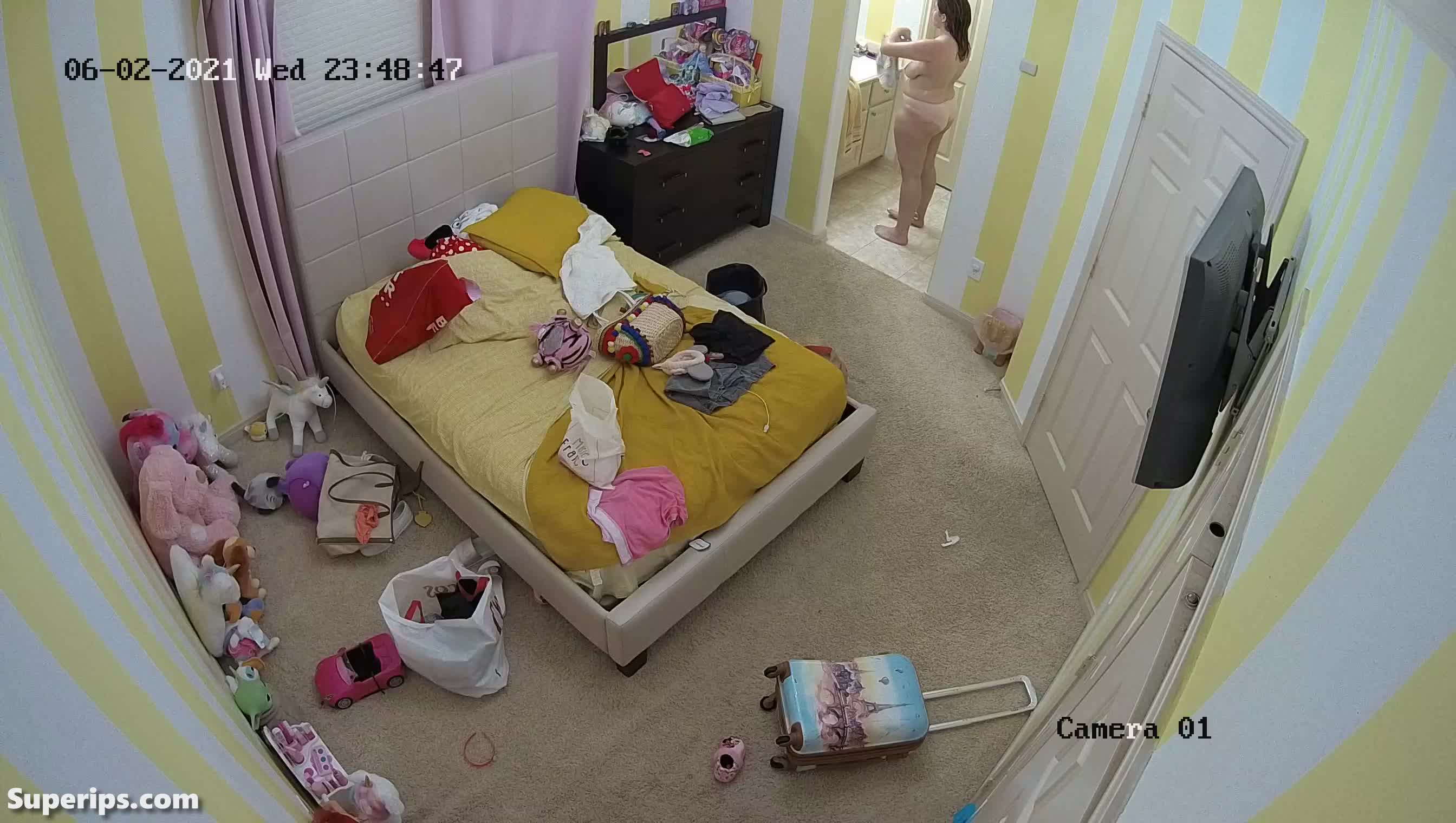 IPCAM – Chubby American college girl gets dressed in her room