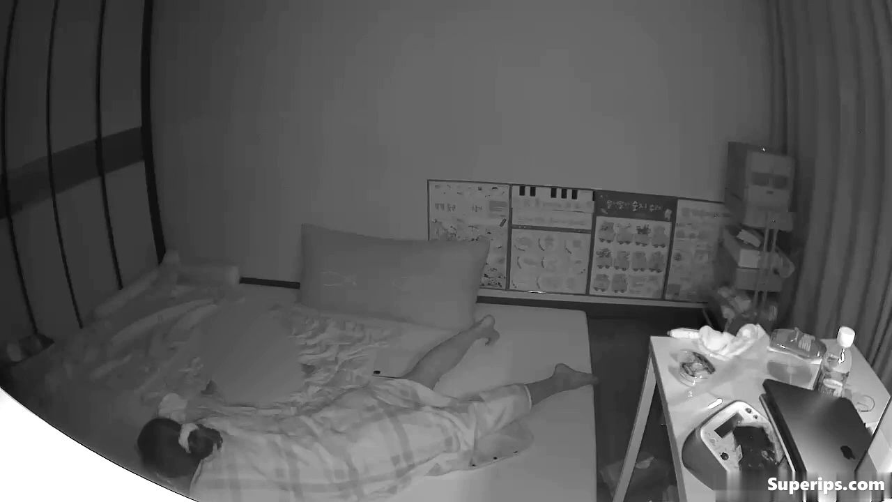IPCAM – Korean mom masturbates under the sheets