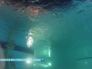 Underwatersexcam.com- His dick knows she is cute