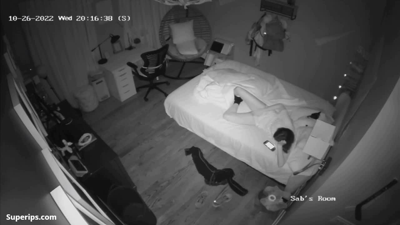 IPCAM – American girl masturbates in the dark
