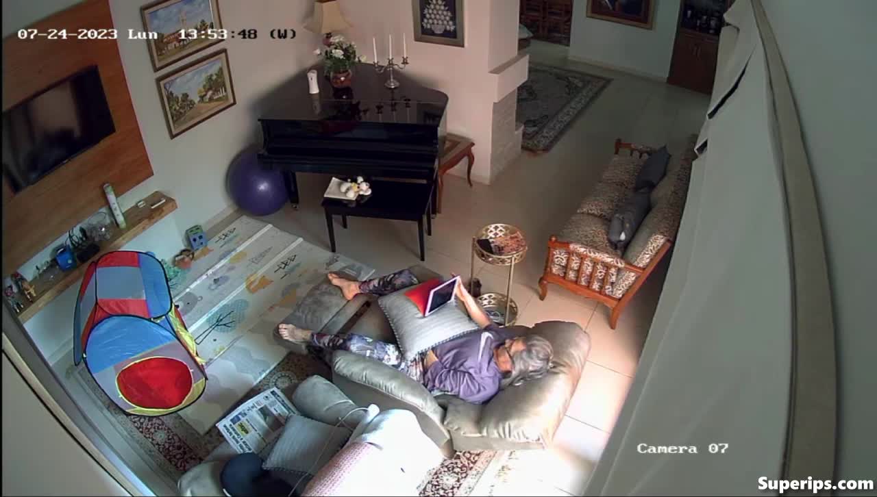 IPCAM – British granny masturbates on the couch